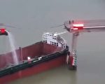 广州一大桥被空船撞断 两车落水 至少5死