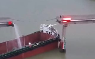 广州一大桥被空船撞断 两车落水 至少5死