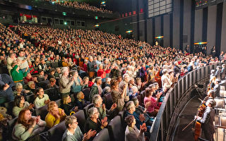 神韻法國圖爾首演大爆滿 西部觀眾讚佩