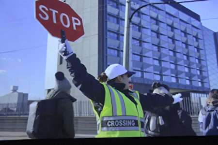 紐約市警局為撞亡學校交警舉行追授儀式提升十字路口保護措施| 大紀元