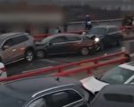 道路结冰 苏州高架桥百余辆车追尾 至少9伤