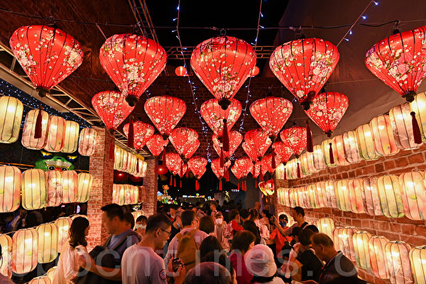 组图：庆元宵 台湾龙年灯会点灯涌现百万人潮