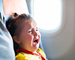 嬰幼兒在飛機上啼哭怎麼辦？ 空姐教你這招