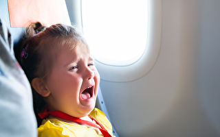 嬰幼兒在飛機上啼哭怎麼辦？ 空姐教你這招
