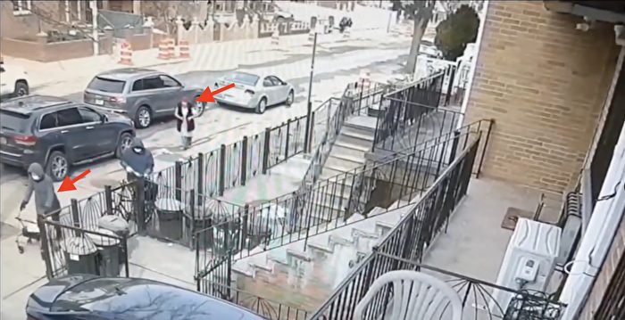 假装拥抱摘走项链 受害老人揭露作案手法