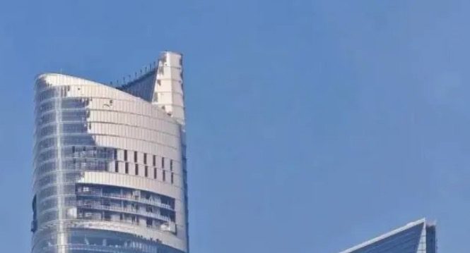 中国最高楼上海中心大厦顶层外墙结冰