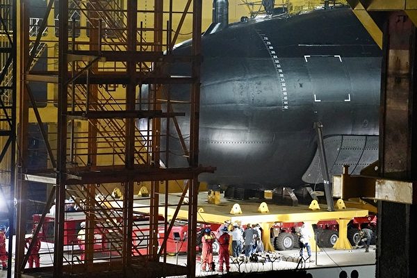 台国造潜舰海鲲号泊港测试 首度窥船体全貌