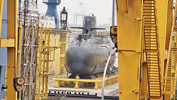 台国造潜舰海鲲号泊港测试 首度窥船体全貌