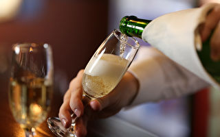 优雅地打开香槟 从倒酒到搭餐让香槟更好喝的秘诀