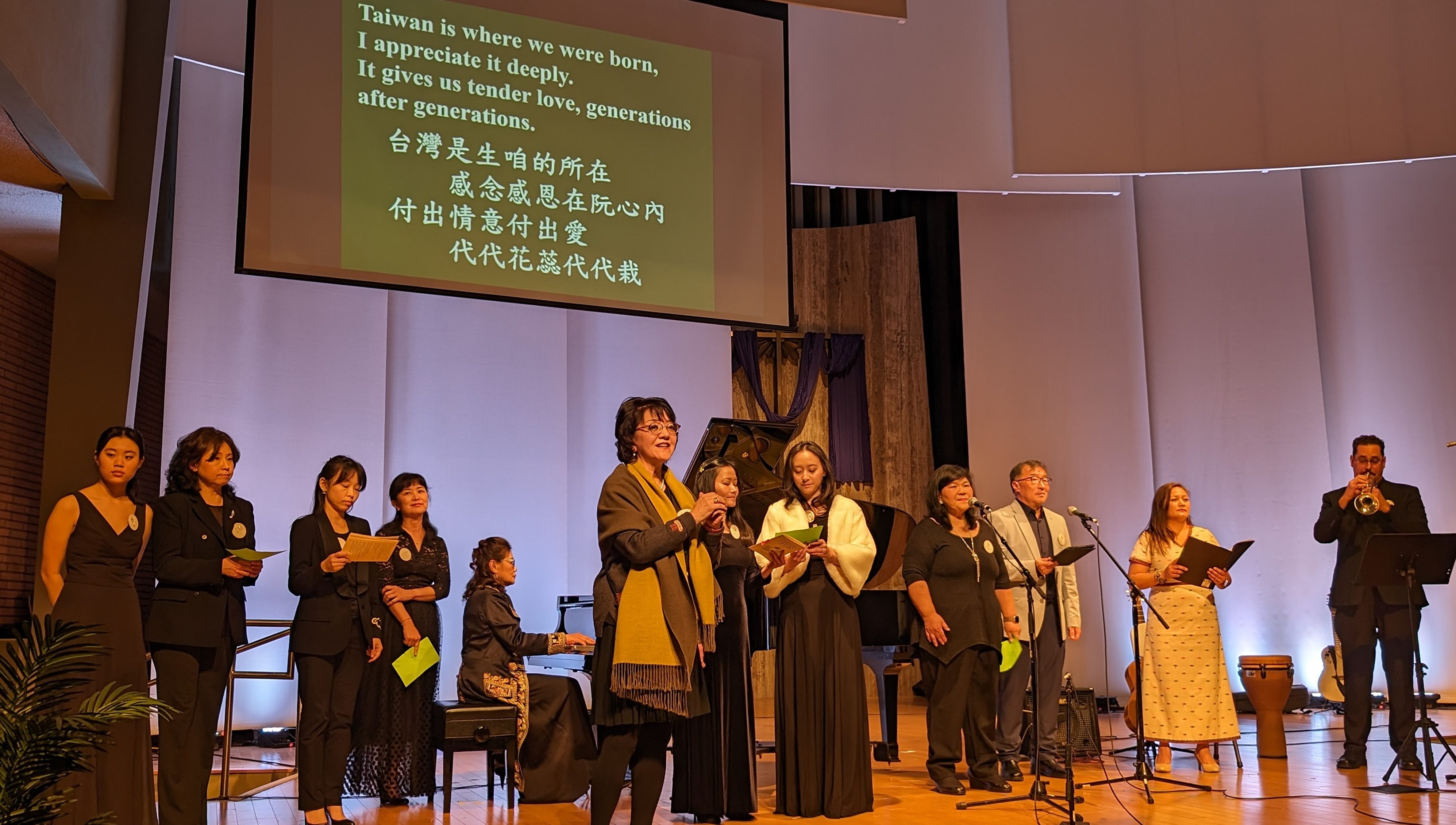 228台灣介心靈日音樂會 眾人合唱《台灣》
