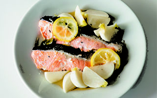 電鍋輕鬆做出餐酒館料理：蒜香鮭魚蕪菁