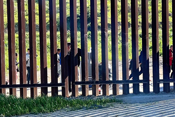 非法移民入境多通过翻墙 近日一次十人受伤