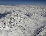 身上覆滿白雪 印度修行者山區打坐畫面驚人