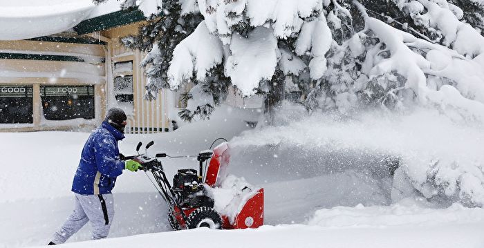 组图：强烈暴风雪续袭加州 部分公路关闭