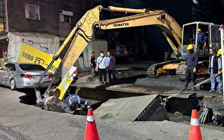 台南現天坑吞貨車 救援吊車倒塌砸西門路