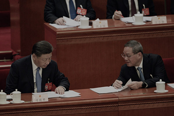 2024年3月8日，中共兩會第二次全體會議，兩高作報告時，中共黨魁與總理李強攀談。（Pedro PARDO / AFP）