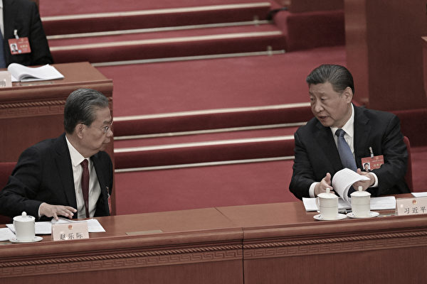 2024年3月8日，中共两会第二次全体会议，两高作报告时，中共党魁与全国人大委员长赵乐际攀谈。（Pedro PARDO / AFP）