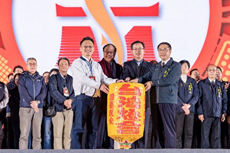 台南市政府将台湾灯会的灯笼信物交接给桃园市政府，由桃园市副市长苏俊宾代表接受。