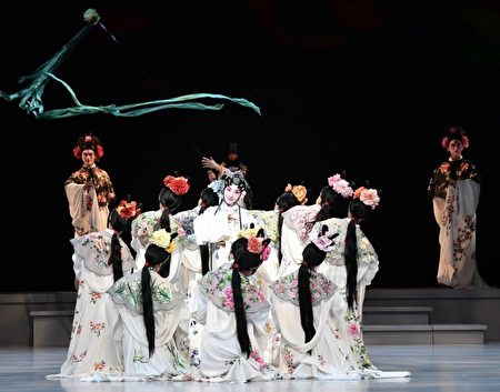 青春版《牡丹亭》自20年前首演以来，首次到高雄演出。