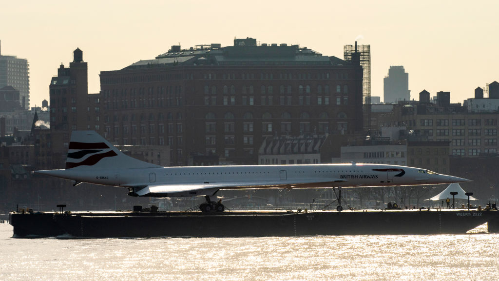 週四(2024年3月14日),協和飛機從澤西市Weeks Marine用駁船運出,沿著河流航行,經過自由女神像、世界貿易中心、哈德遜廣場和曼哈頓西區其他地標,返回無畏號博物館。(Photo by Eduardo Munoz Alvarez/Getty Images)