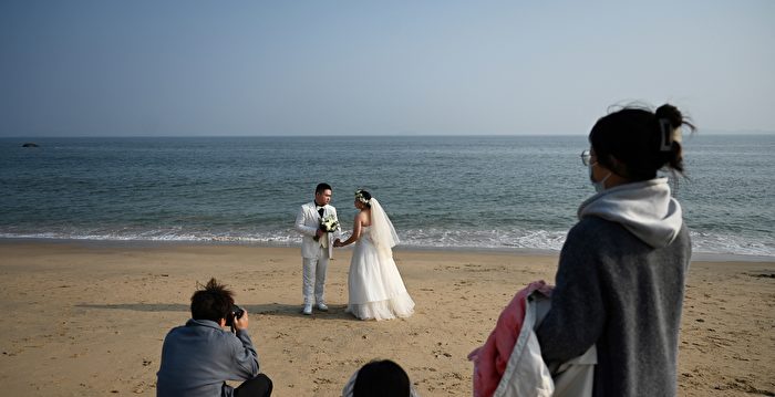 China’s Marriage and Birth Rates Decline: The Link to Matchmakers and Dating Platforms