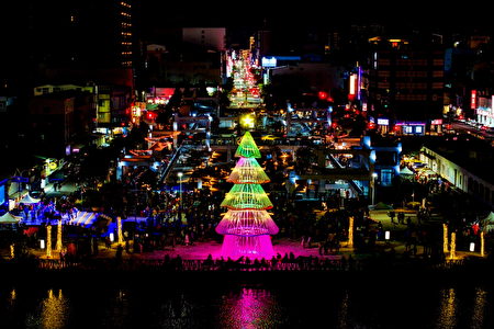 设置于河乐广场的“台南400-历史的扬起”耶诞树（前中）。