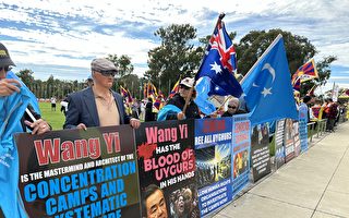 中共外長王毅訪澳 多團體堪培拉國會前抗議