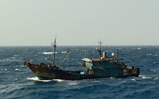 中国7无名渔船趁强风越界捕鱼 澎湖海巡水炮驱离