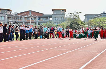 钟县长等人也主持鸣笛开跑仪式，让学生们开心在新跑道比赛奔跑，