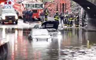 紐約市警察從水裡打撈兩輛車 救起三人