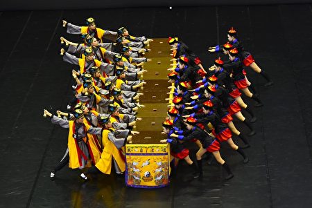  崇文國小舞蹈班，榮獲國小A團體甲組民俗舞特優第一名，表演場景之一。