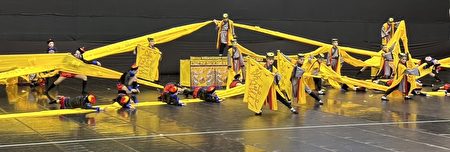 崇文國小舞蹈班，榮獲國小A團體甲組民俗舞特優第一名，表演場景之二。