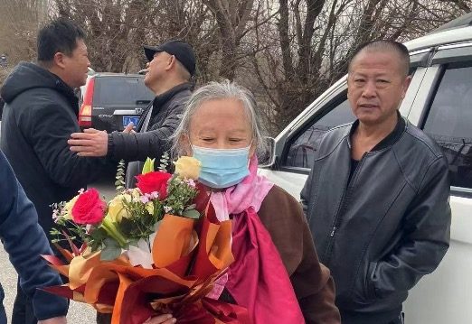 大陆人权律师李昱函出狱 头发花白