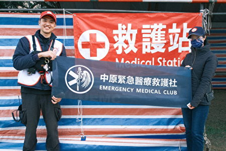 中原大学紧急医疗救护社指导老师林蕙怡(右)肯定赖群咏(左)将所学转化为实际助人行动。