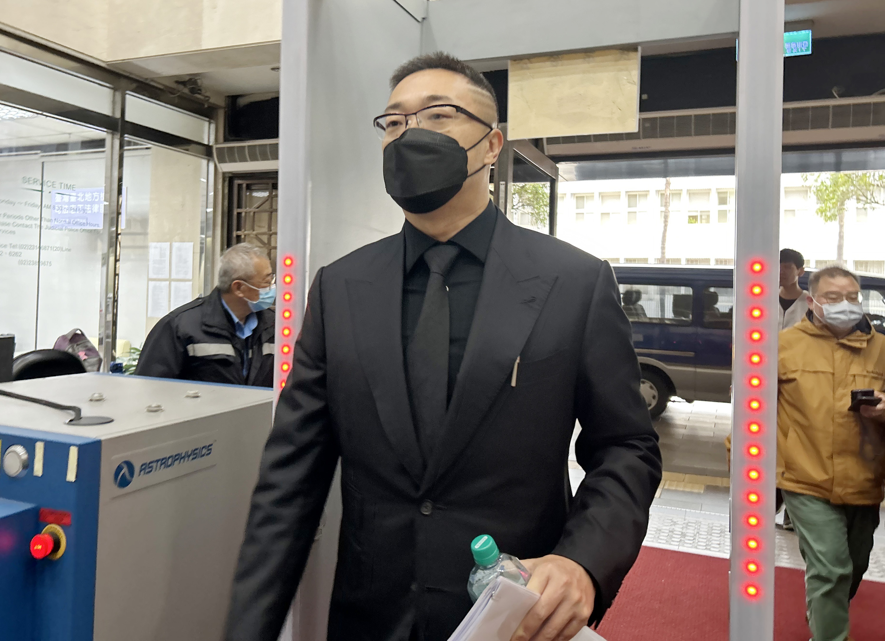 两度强吻北市美女议员否认犯罪朱学恒遭判刑1年2月| 强制猥亵| 性骚| 大纪元