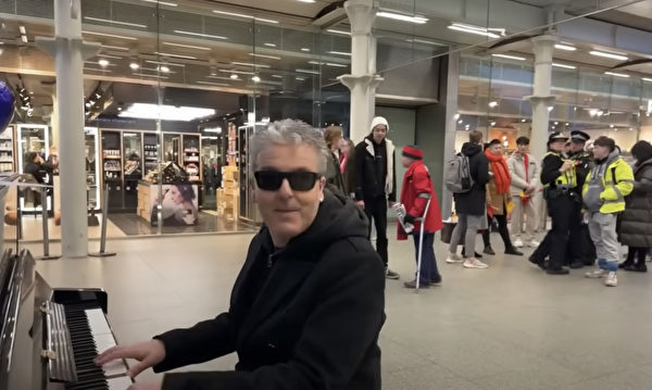 英国钢琴家又呛中共 上传六四坦克人合成照