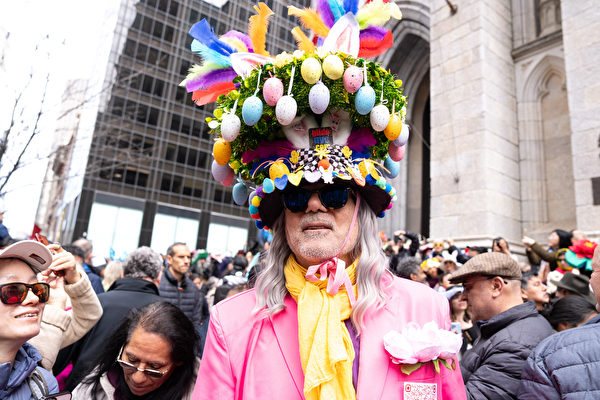 2024年3月31日，纽约曼哈顿第五大道圣派翠克大教堂外举行一年一度的复活节游行暨花帽节活动。 （戴兵／大纪元）