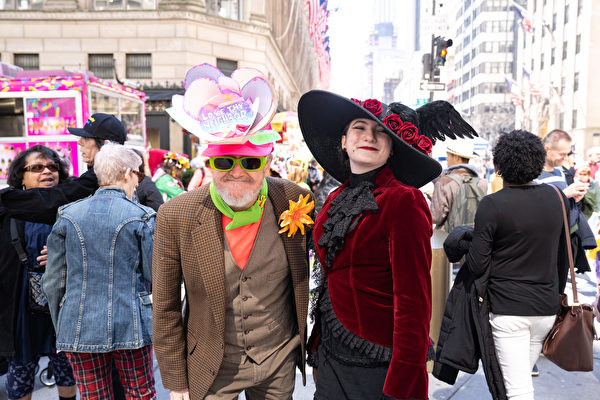 2024年3月31日，紐約曼哈頓第五大道聖派翠克大教堂外舉行一年一度的復活節遊行暨花帽節活動。 （戴兵／大紀元）