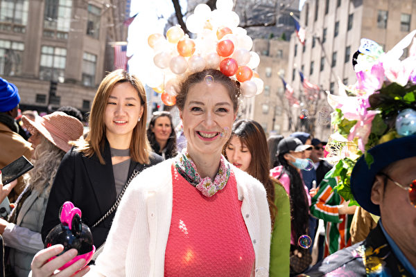 2024年3月31日，纽约曼哈顿第五大道圣派翠克大教堂外举行一年一度的复活节游行暨花帽节活动。 （戴兵／大纪元）