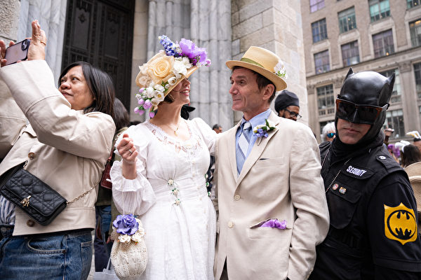 2024年3月31日，紐約曼哈頓第五大道聖派翠克大教堂外舉行一年一度的復活節遊行暨花帽節活動。 （戴兵／大紀元）