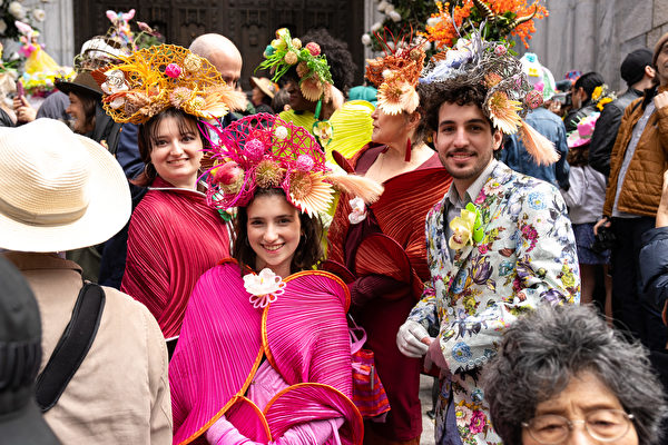 2024年3月31日，纽约曼哈顿第五大道圣派翠克大教堂外举行一年一度的复活节游行暨花帽节活动。（戴兵／大纪元）