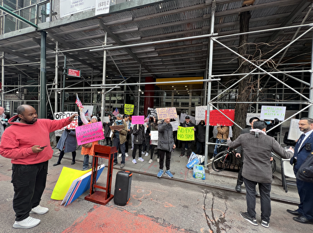 3月27日數十個紐約華人小房東到州長辦公室樓前抗議法律對他們不公。