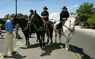 美国警察骑马追捕窃贼 场面犹如西部片