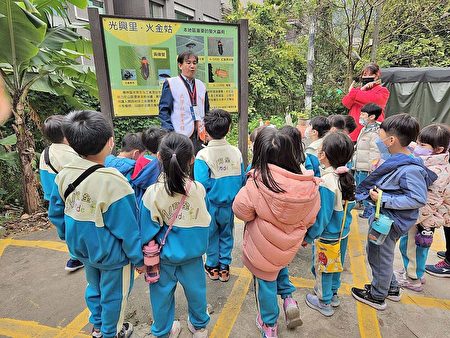 光興里螢火蟲園區，老師於現場為小朋友們做詳細的解說。
