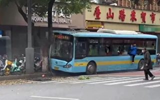 江西公车失控撞行人致3死7伤 目击者：惨烈