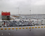 滞销的中国汽车堆积如山 欧洲港口成停车场
