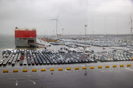 滯銷的中國汽車堆積如山 歐洲港口成停車場