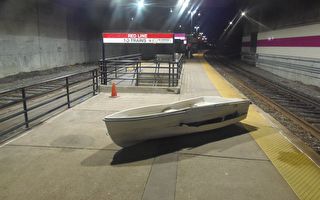 MBTA通勤火车意外撞小船