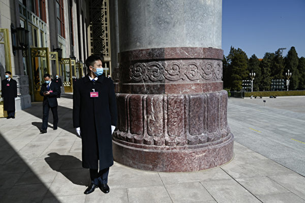 2024年3月8日，兩會期間，人民大會堂安保人員戴口罩。（PEDRO PARDO/AFP via Getty Images）