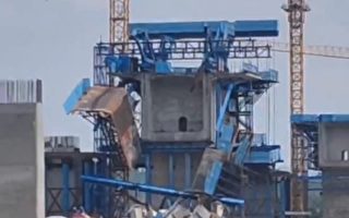 广东桥梁工程支架倒塌 4人高处坠落2死1失联